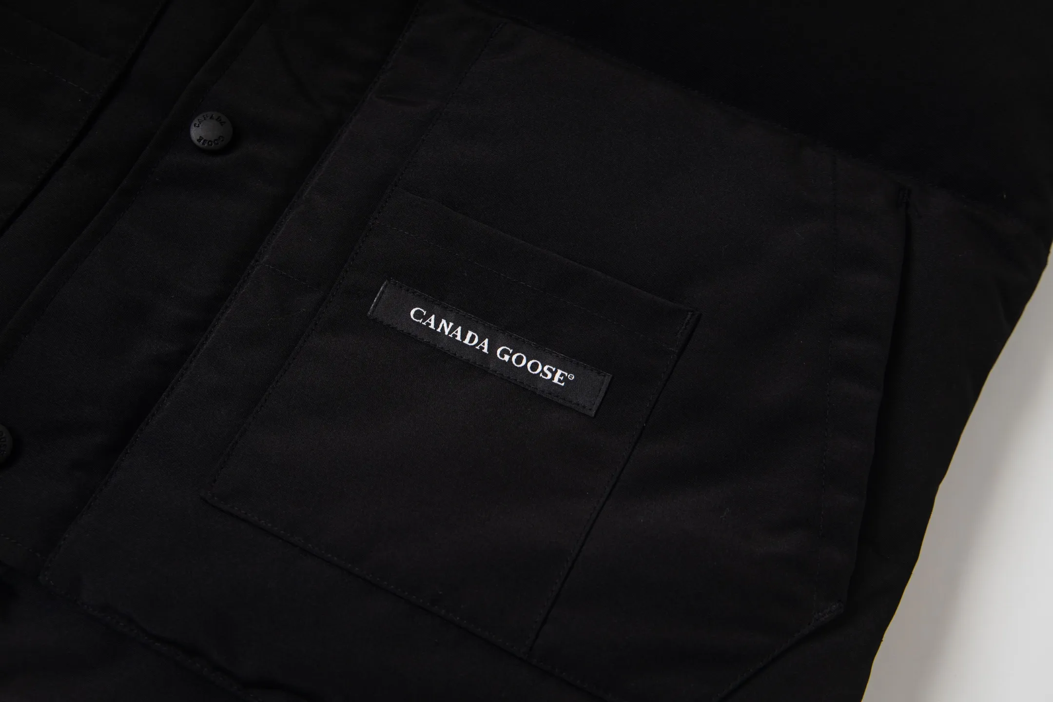 P360 Canada Goose/Canada Goose #Freestyle Crew 4154M Men’s and Women’s Vest Down# ➖ Imported Behringer embroidery machine with customized 10,000-needle embroidery logo! ➖ Imported 21-count polyester-cotton blended original fabric, using Feather-Light 10D waterproof coating fabric, made of 84.5% polyester fiber and 15.5% cotton, 100% the best feel in the entire network! ➖ The genuine official website uses the national standard 80 white duck down, and will never be misled by false claims such as 90 down or goose down! ➖ 100% nylon nylon lining with double double-layer sealing design to prevent velvet from running away. Top-grade polar fleece is used in the collar and pockets to keep warm and comfortable! ➖ Yoshida YKK provides original custom-made electroplated sliders. YKK two-way lockable zippers are tight and smooth and will not peel off paint! ➖ 3M composite original Velcro is durable, and all accessories and hardware are disassembled and customized! ⛔No slander, no exaggeration, no need for too much copywriting, because it is focused, it is professional!  SIZE: XS S M L XL XXL